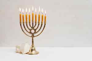 Foto gratuita menorah hebrea con velas encendidas