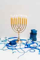 Foto gratuita menorah hebreo festivo con velas