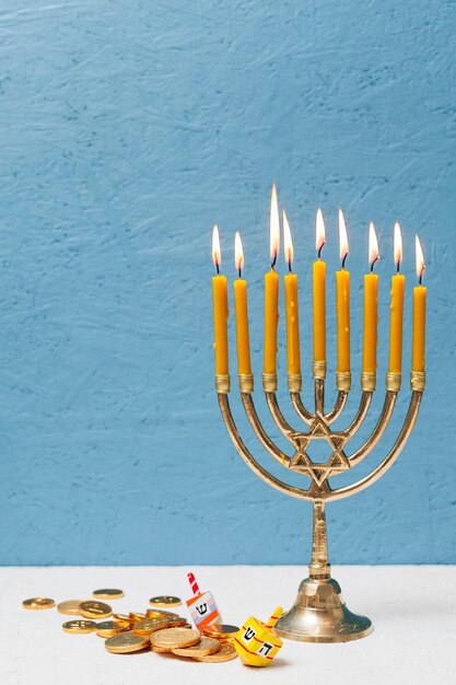 Menorah judía tradicional con velas