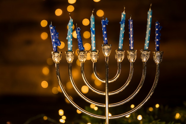 Foto gratuita menorah con velas manchadas