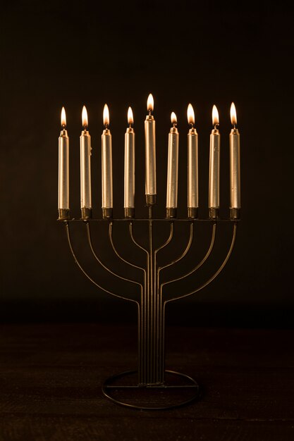 Menorah con velas de oro ardiendo