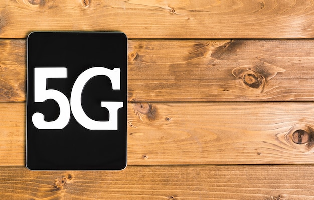 Mensaje 5G en tableta moderna en mesa