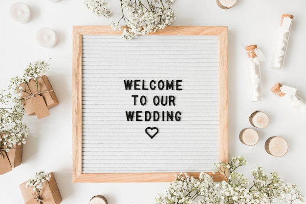 Mensaje de bienvenida y decoración para bodas sobre fondo blanco.