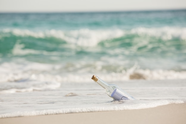 Foto gratuita mensaje en una botella