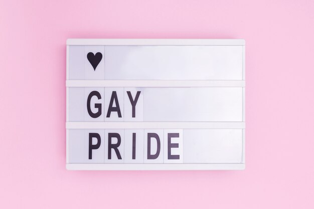 Mensaje de la caja de luz del orgullo gay sobre fondo rosa