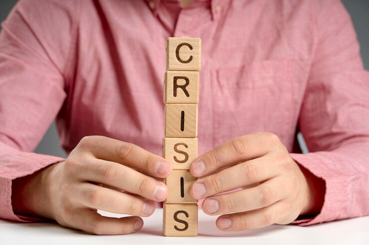 Foto gratuito mensaje de crisis de alto ángulo en bloques de madera