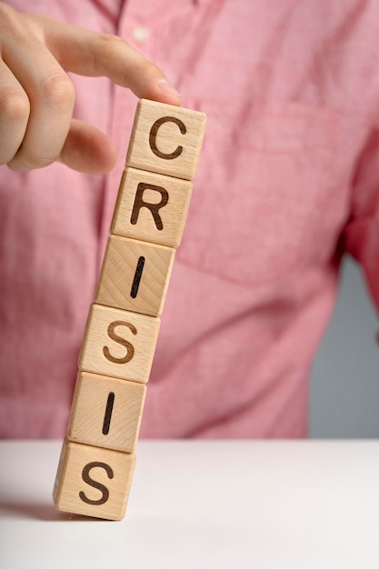 Foto gratuita mensaje de crisis en bloques de madera cayendo