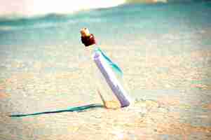 Foto gratuita mensaje dentro de una botella en la playa