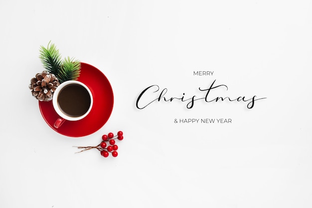 Mensaje de felicitación navideña con taza de café roja