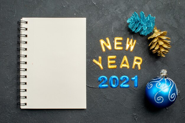 Mensaje de feliz año nuevo 2021 sobre cuaderno