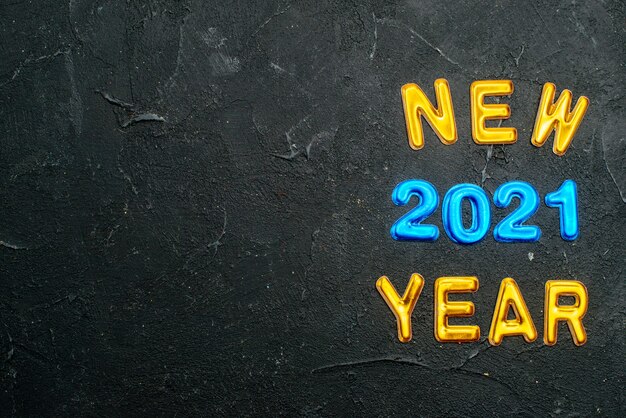 Mensaje de feliz año nuevo 2021 sobre fondo de hormigón