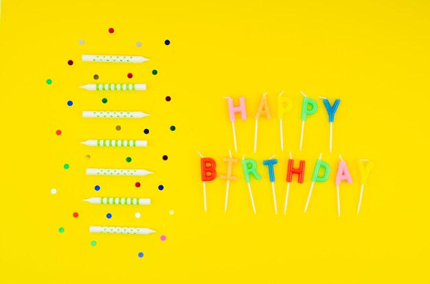 Mensaje de feliz cumpleaños con velas de colores