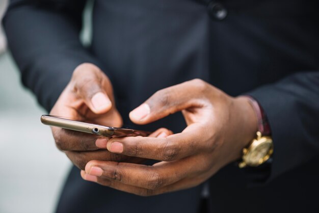 Mensaje de hombre de cultivos en el teléfono inteligente