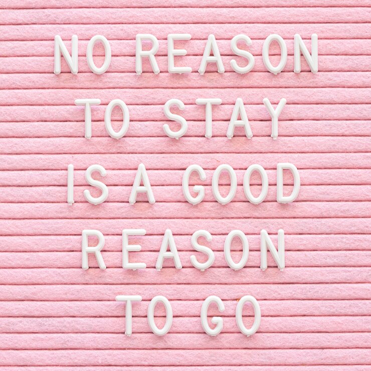 Foto gratuito mensaje motivacional sobre fondo rosa