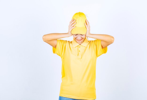 La mensajería de uniforme amarillo parece sorprendida y aterrorizada.