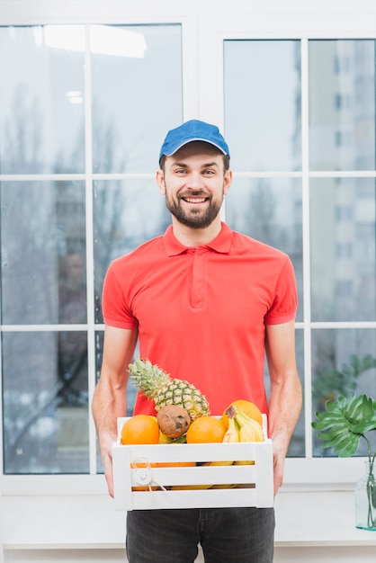 Mensajero con caja de frutas