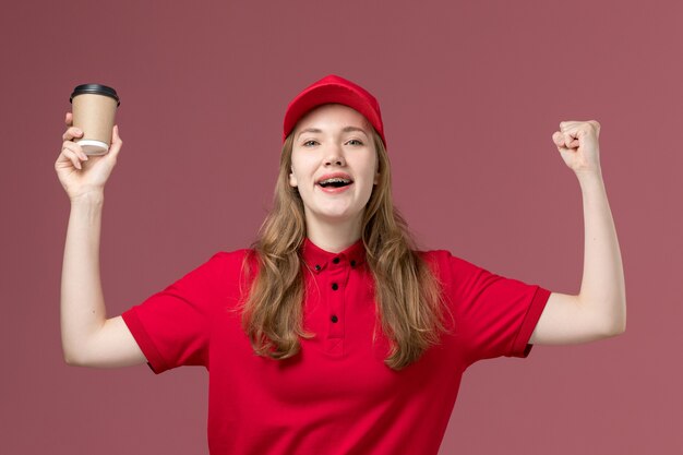 Mensajero femenino en uniforme rojo con entrega de café animando en rosa, servicio de trabajador uniforme de trabajo entrega