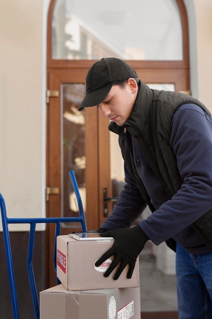 Foto gratuita mensajero haciendo trabajos de logística