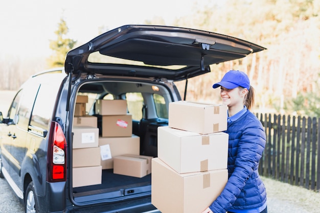 Mensajero llevando cajas al cliente