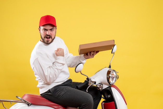 Mensajero masculino sosteniendo comida de entrega en amarillo