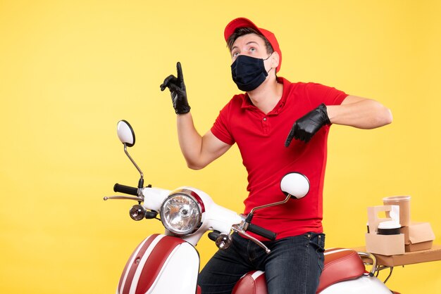 Foto gratuita mensajero masculino de vista frontal en uniforme rojo y máscara en amarillo