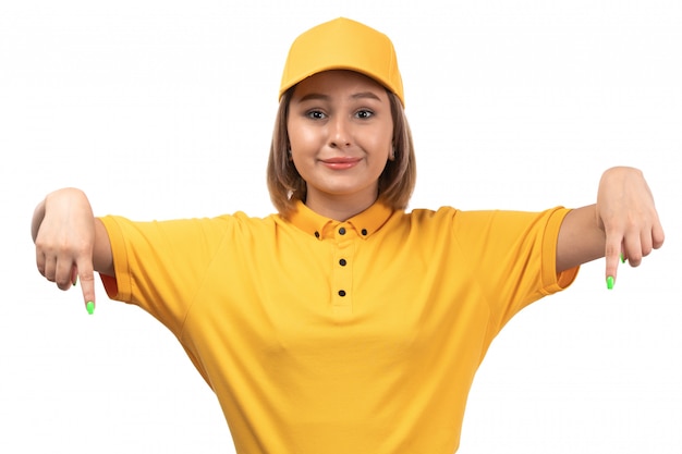 Un mensajero mujer joven de vista frontal en uniforme amarillo posando con una sonrisa