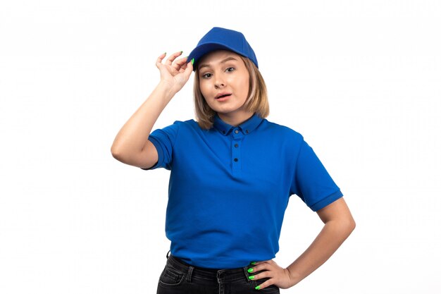 Un mensajero mujer joven de vista frontal en uniforme azul posando