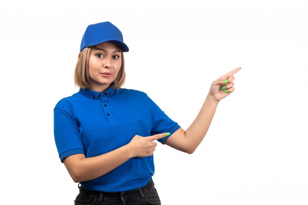 Un mensajero mujer joven de vista frontal en uniforme azul posando