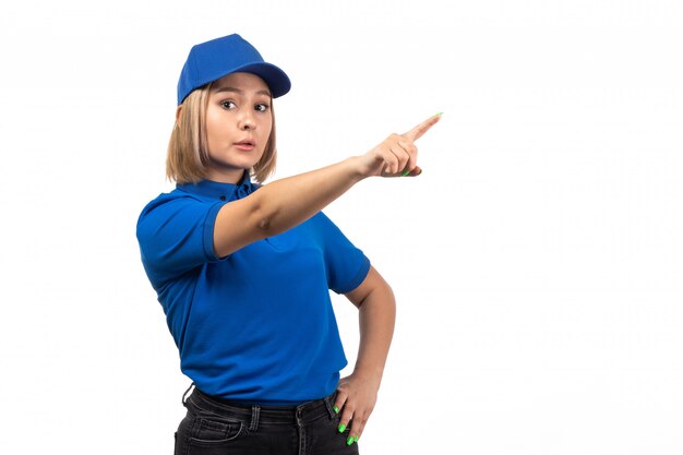 Un mensajero mujer joven de vista frontal en uniforme azul posando