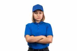 Foto gratuita un mensajero mujer joven de vista frontal en uniforme azul posando