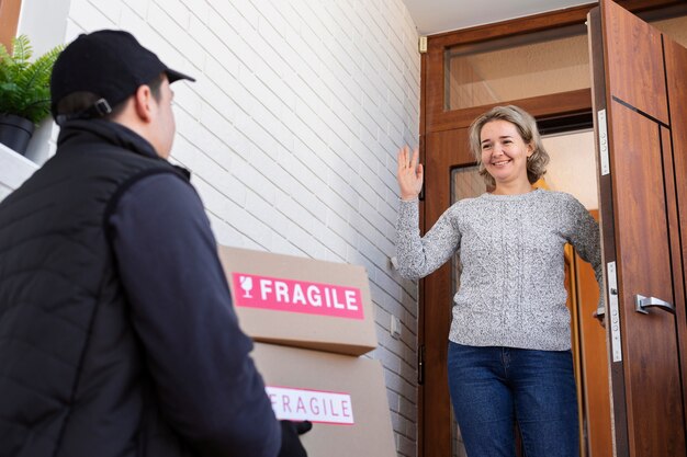 Mensajero que entrega el paquete al cliente.