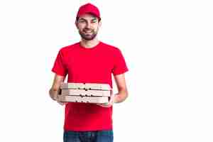 Foto gratuita mensajero sonriente con gorra y camisa roja con cajas