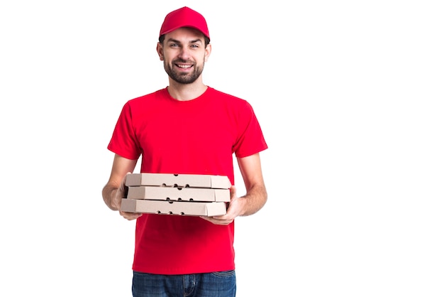 Mensajero sonriente con gorra y camisa roja con cajas