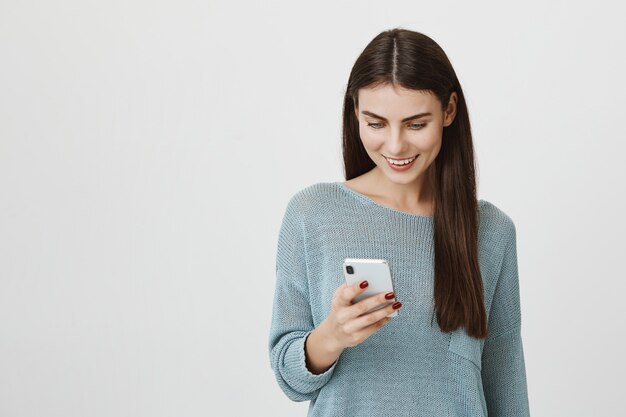 Mensajes de mujer guapa feliz, mediante teléfono móvil