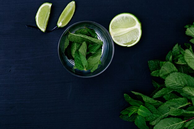 Menta y lima en la oscuridad