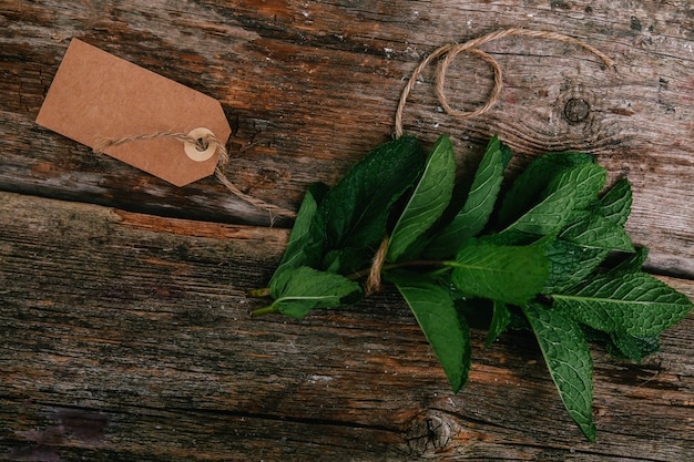 Menta sobre la mesa