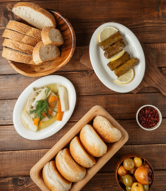 Menú de cena con variaciones de turshu y bollos de pan