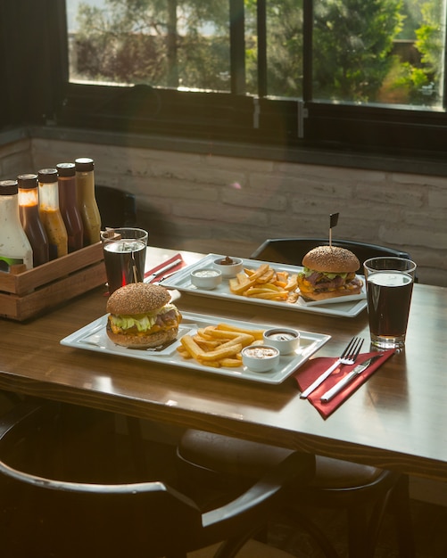 Menú de comida rápida para dos personas en una cafetería.