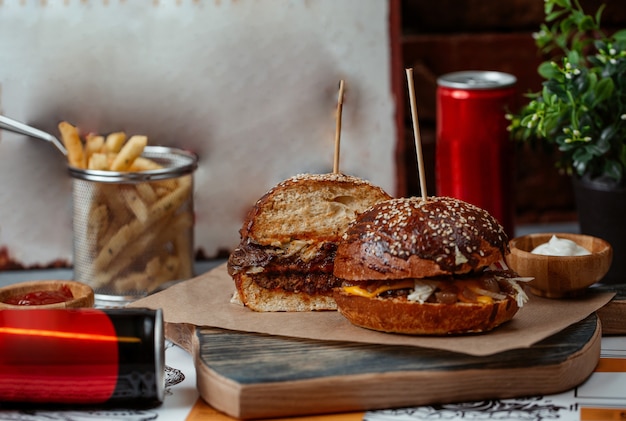 Menú de comida rápida con latas de bebidas energéticas