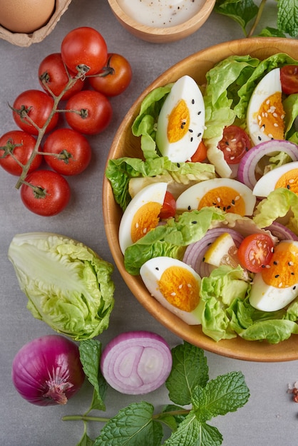 Menú de dieta. Ensalada saludable de verduras frescas, tomates, huevo, cebolla. Concepto de comida saludable.