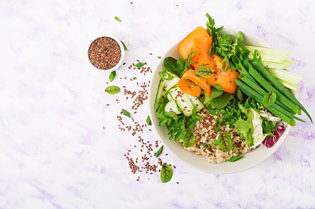 Menú de dieta Estilo de vida saludable. Gachas de avena y verduras frescas: apio, espinacas, pepino, zanahoria y cebolla en un plato. Endecha plana. Vista superior