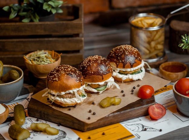 Foto gratuita menú de hamburguesas con aperitivos alrededor