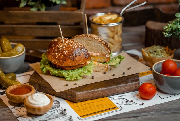 Menú de hamburguesas en una tabla de madera