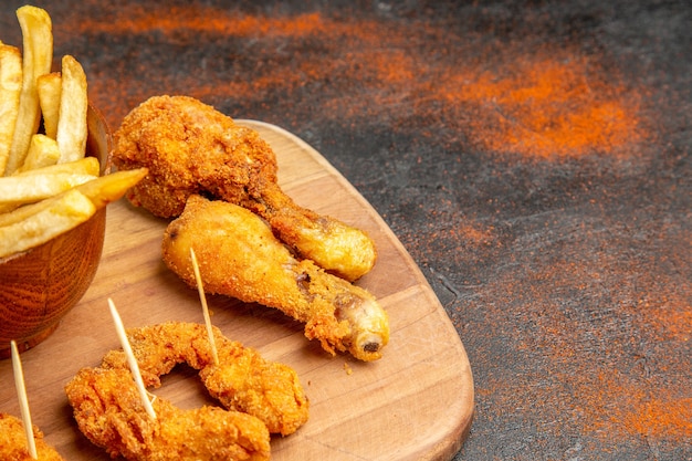 Foto gratuita menú de pollo frito sobre fondo de colores mezclados