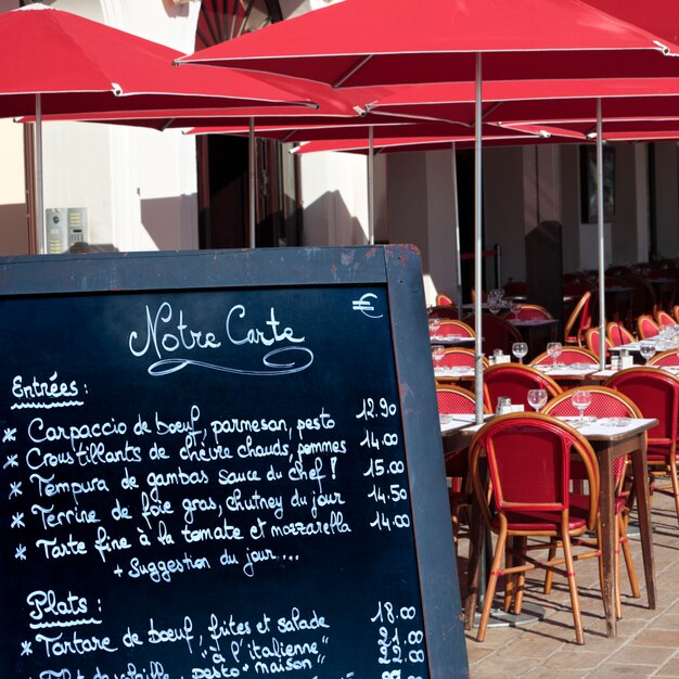 Menú del restaurante francés en la calle