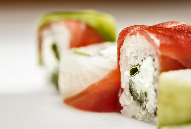 Menú de sushi. Trozos de sushi japonés aislado sobre un fondo blanco.