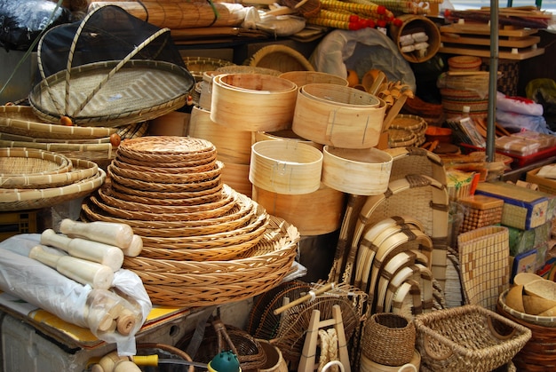 Mercado asiático de cestas de bambú y mimbre