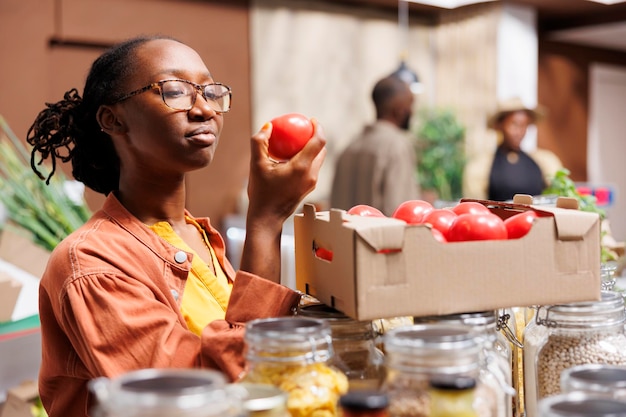 Foto gratuita mercado ecológico de productos locales frescos