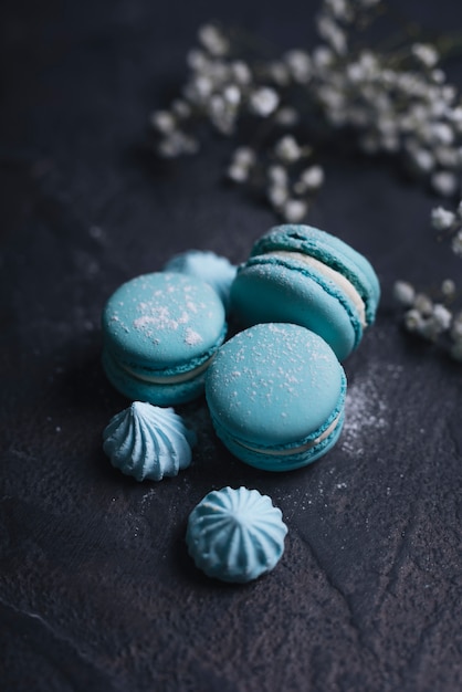 Merengue con apilados de macarrón azul sobre fondo de textura