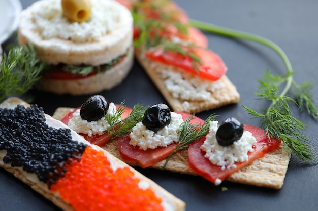 Merienda bocadillos caviar y vegetales.